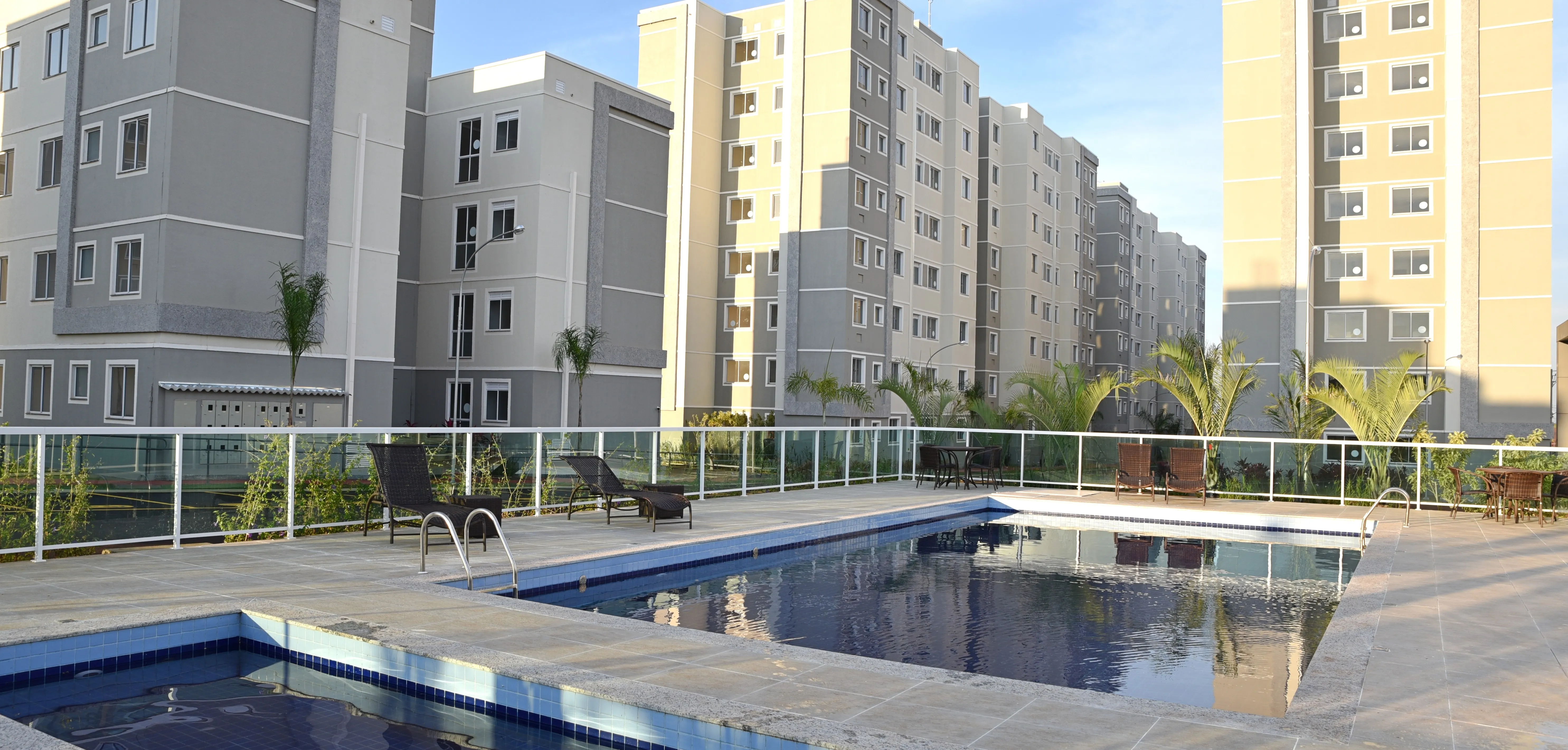 área de lazer mrv área de lazer de um empreendimento MRV com dias piscinas e esprigueçadeiras ao lafo